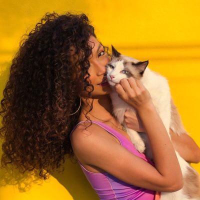 龙腾猫越爱发电内容编辑覃屿在整理使用须知条目，屏幕上排列着分条编号的说明文档，环境安静整洁